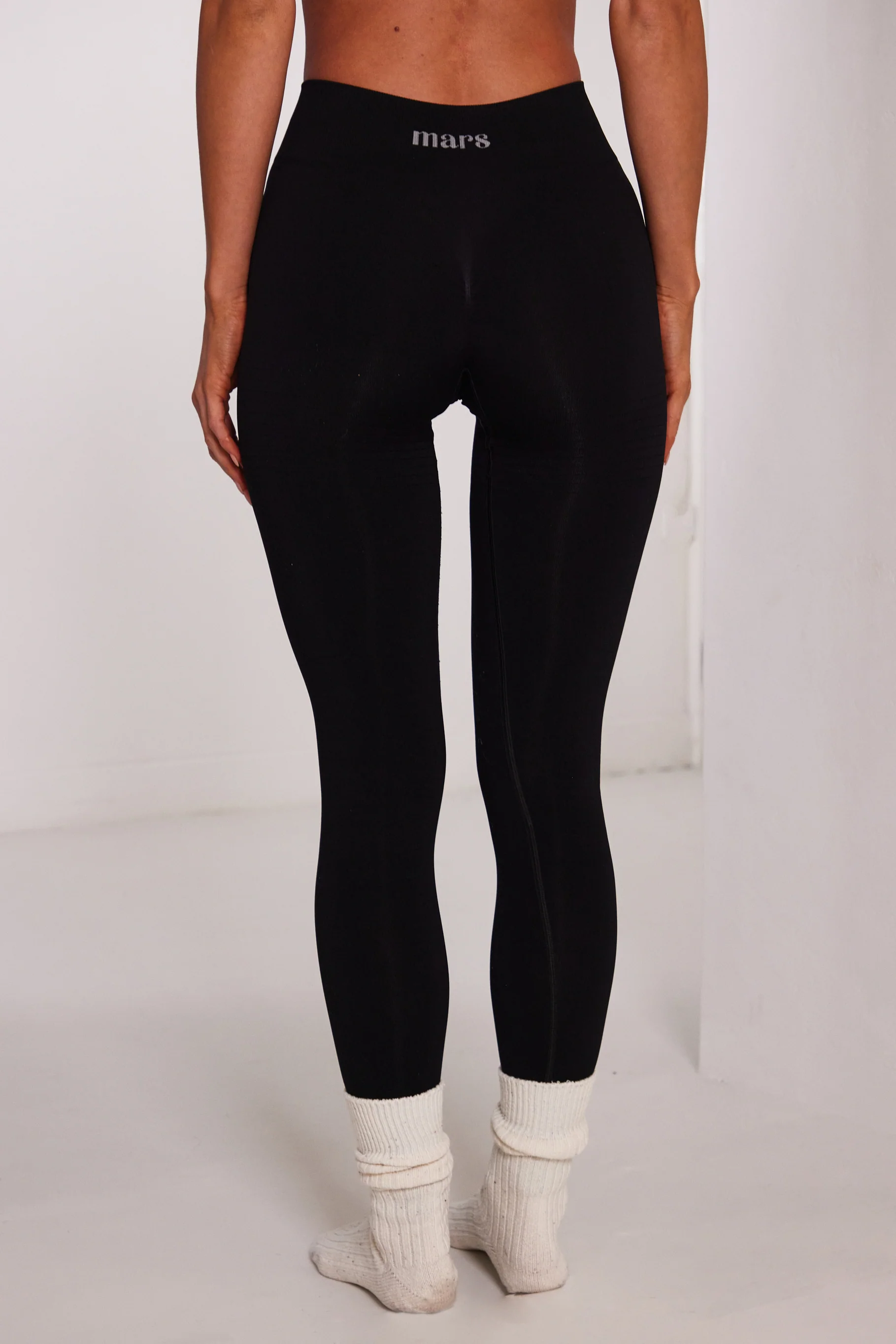 The Mars Seamless Leggings in Black - Image 3